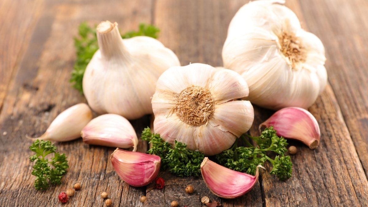 Đầu bếp chia sẻ cách sơ chế tỏi đúng cách để món ăn thơm ngon hơn